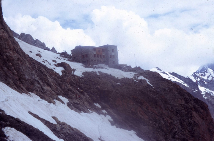 on_quitte_le_refuge_des_Ecrins.jpg